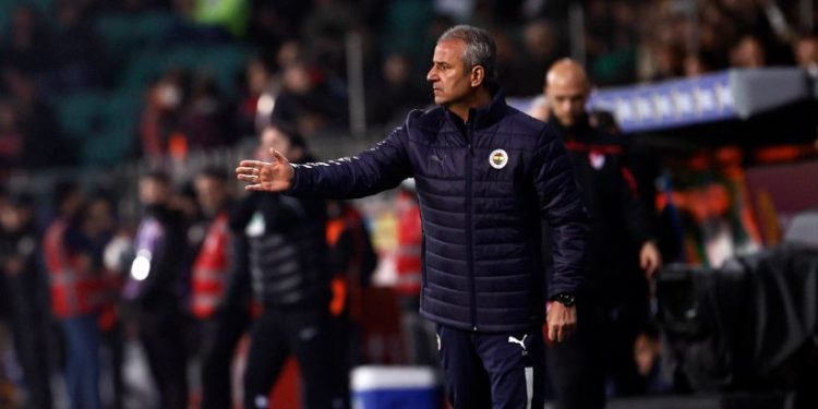 Fenerbahçe Teknik Direktörü İsmail Kartal