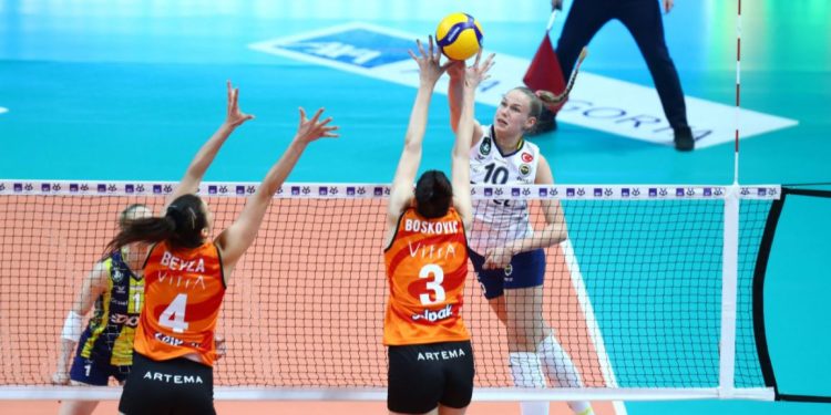 Fenerbahçe Opet, AXA Sigorta Kupa Voley’de finale yükseldi