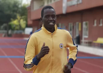 Fenerbahçeli milli atlet Aras Kaya, Fransa'nın Pace kentinde düzenlenen Avrupa 10.000 Metre Kupası'nda bronz madalya kazandı. Avrupa Atletizm Birliği'nin her yıl düzenlendiği müsabakalar arasında bulunan Avrupa 10.000 Metre Kupası, Fransa'nın Pace kentinde yapıldı. Altı ay önce Avrupa Kros’ta ikinci olan Aras Kaya, Avrupa 10.000 Metre Kupası’nda da kürsüye çıkmayı başardı. Erkekler A Yarışı’nda 27:58.08’lik derecesiyle üçüncü olan milli sporcumuz, böylece kros ve pistteki Avrupa madalyalarına bir de Avrupa Kupası madalyası eklemiş oldu.