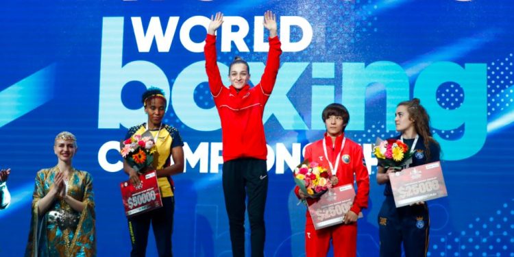 Fenerbahçeli milli boksörümüz Buse Naz Çakıroğlu Dünya Şampiyonu