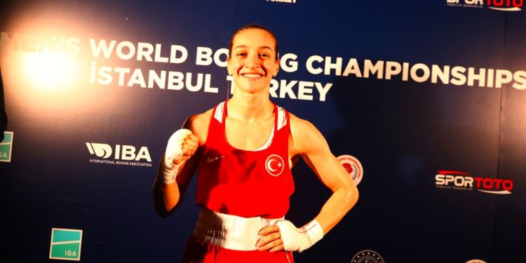 Fenerbahçeli milli boksörümüz Buse Naz Çakıroğlu