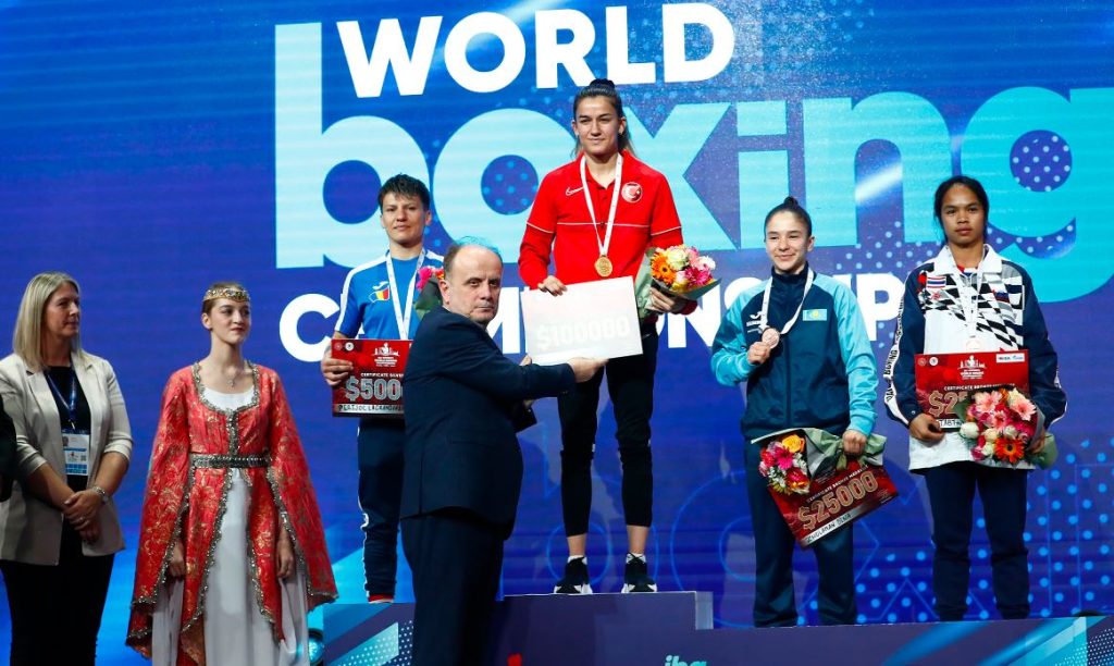 Fenerbahçeli milli boksörümüz Hatice Akbaş Dünya Şampiyonu oldu