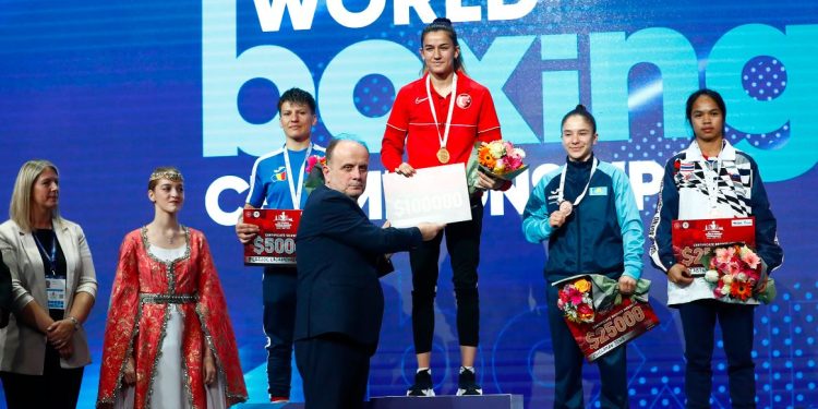Fenerbahçeli milli boksörümüz Hatice Akbaş Dünya Şampiyonu oldu