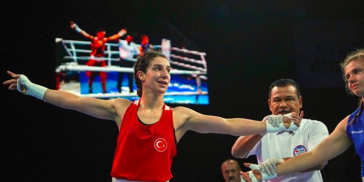 Fenerbahçeli milli boksörümüz Sema Çalışkan