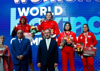 Fenerbahçeli milli boksörümüz Şennur Demir Dünya Şampiyonu