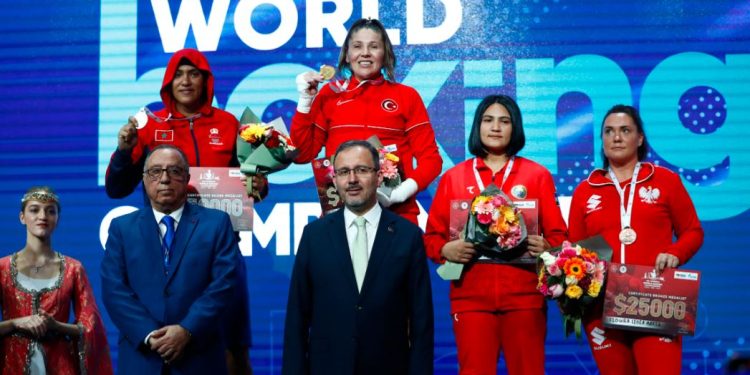 Fenerbahçeli milli boksörümüz Şennur Demir Dünya Şampiyonu