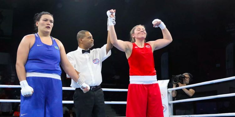 Fenerbahçeli milli boksörümüz Şennur Demir