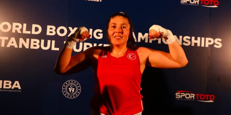 Fenerbahçeli milli boksörümüz Şennur Demir