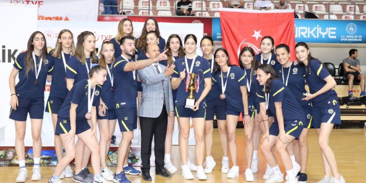 Genç Kız Voleybol Takımımız Türkiye üçüncüsü oldu