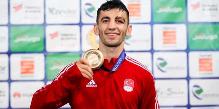 Fenerbahçeli milli boksörümüz Batuhan Çiftçi'den altın madalya