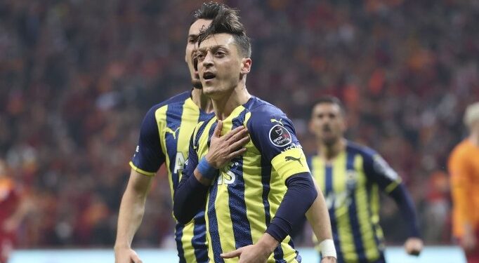 Fenerbahçe'de Mesut Özil ile yollar ayrıldı