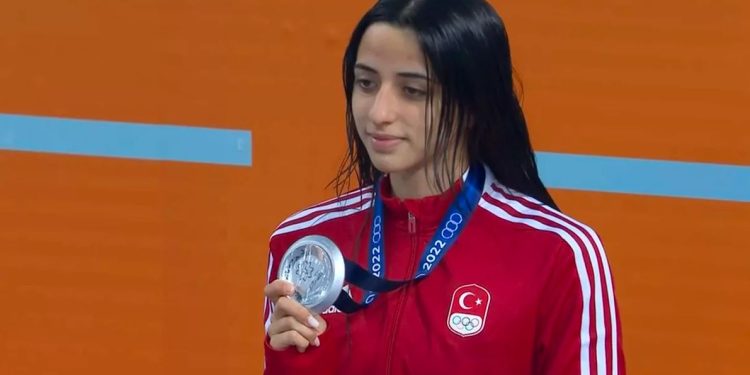 Fenerbahçeli Olimpik yüzücümüz Deniz Ertan