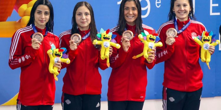 Milli yüzücülerimiz Deniz Ertan ve Ecem Dönmez