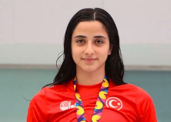 Fenerbahçeli milli yüzücü Deniz Ertan