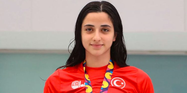 Fenerbahçeli milli yüzücü Deniz Ertan