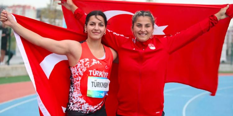Fenerbahçeli atletler Esra Türkmen ve Eda Tuğsuz