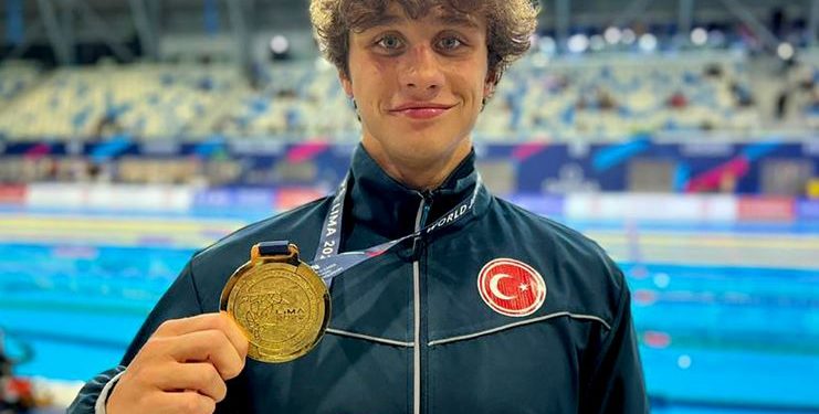 Fenerbahçeli milli yüzücümüz Sanberk Yiğit Oktar