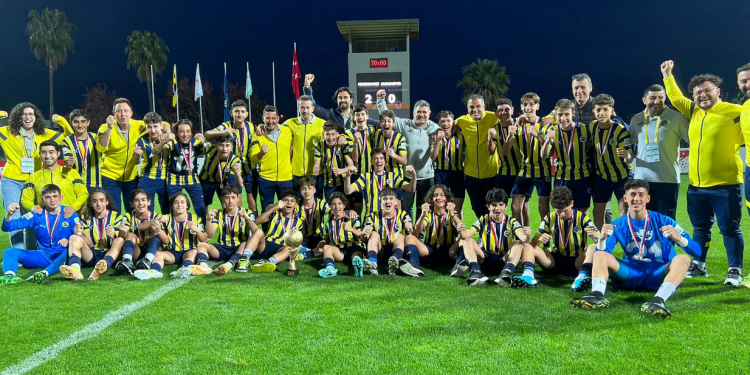 Fenerbahçe U14 Takımımız sezonu şampiyonlukla tamamladı