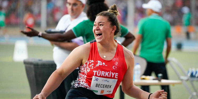 Fenerbahçeli milli atlet Özlem Becerek