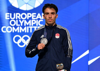 Milli boksörümüz Samet Gümüş'ten gümüş madalya