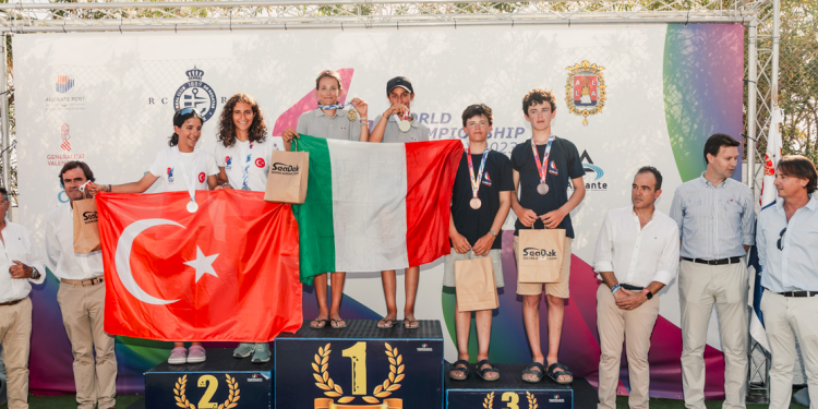 Milli yelkencilerimiz Ece Aksoy ve Elif Kayacık Dünya İkincisi oldu