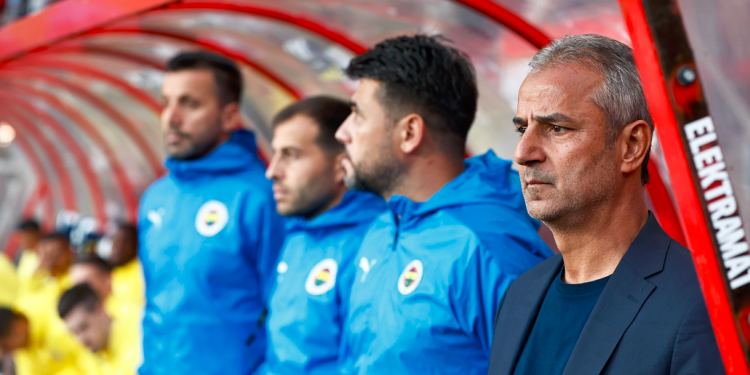 Fenerbahçe Teknik Direktörü İsmail Kartal