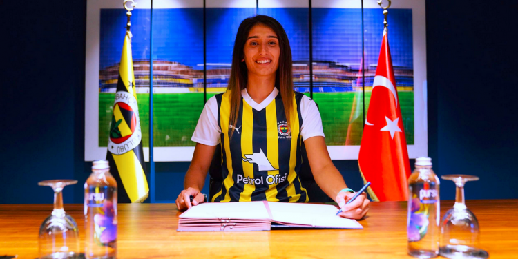 İpek Kaya Fenerbahçe Petrol Ofisi'nde