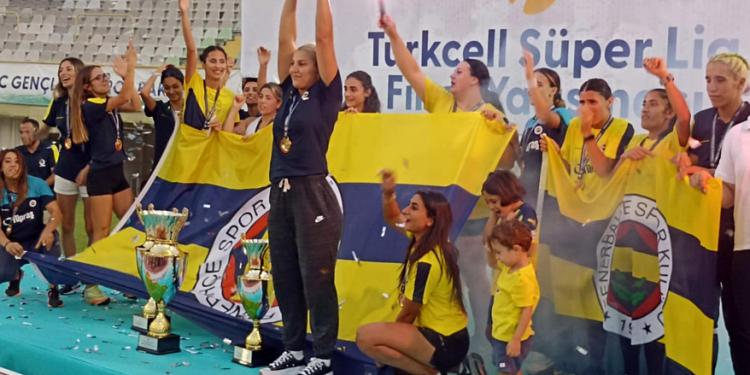 Atletlerimiz Turkcell Süper Lig'de erkeklerde ve kadınlarda şampiyon oldu