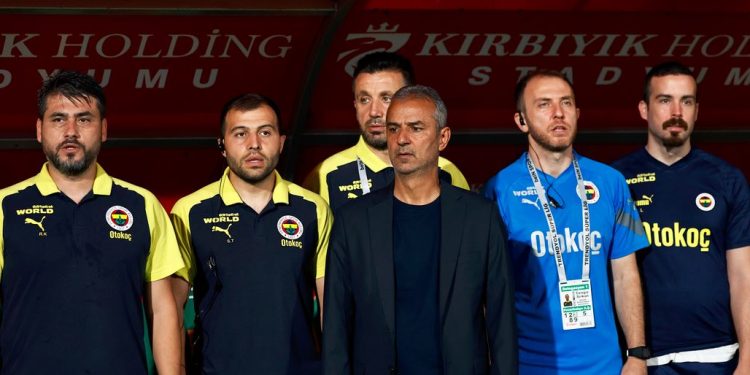 Fenerbahçe Teknik Direktörü İsmail Kartal