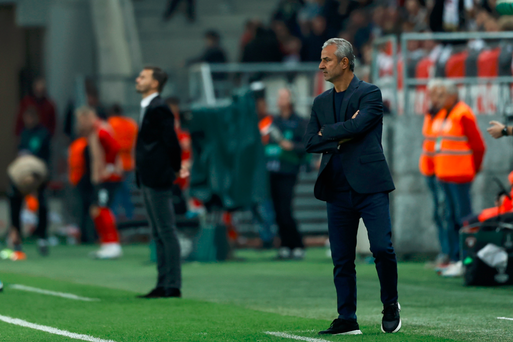 Fenerbahçe Teknik Direktörü İsmail Kartal