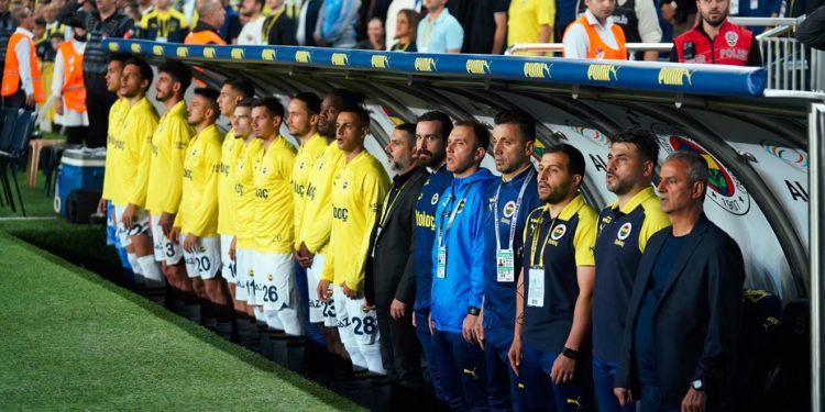 Fenerbahçe Teknik Direktörü İsmail Kartal