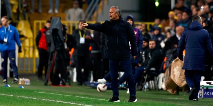 Fenerbahçe Teknik Direktörü İsmail Kartal