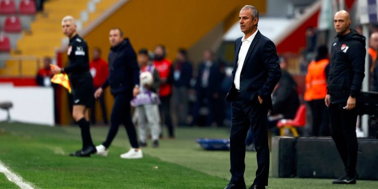 Fenerbahçe Teknik Direktörü İsmail Kartal