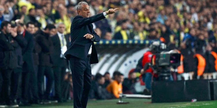 Fenerbahçe Teknik Direktörü İsmail Kartal