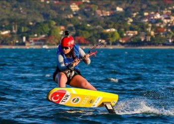 Milli yelkencimiz Derin Atakan, Formula Kite Gençler Dünya Şampiyonu oldu