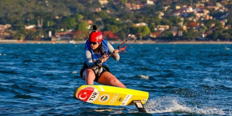 Milli yelkencimiz Derin Atakan, Formula Kite Gençler Dünya Şampiyonu oldu