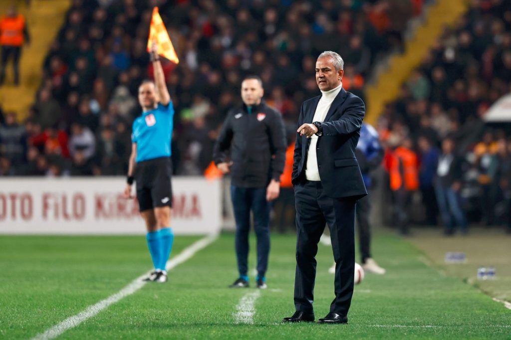 Fenerbahçe Teknik Direktörü İsmail Kartal
