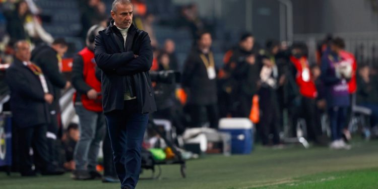 Fenerbahçe Teknik Direktörü İsmail Kartal