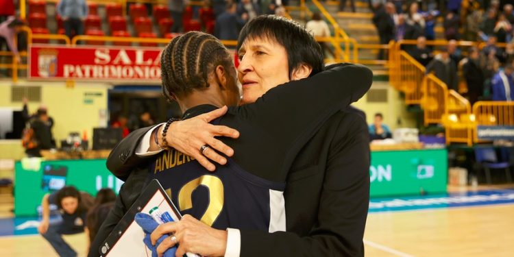 Fenerbahçe Kadın Basketbol Takımı Başantrenörü Valérie Garnier