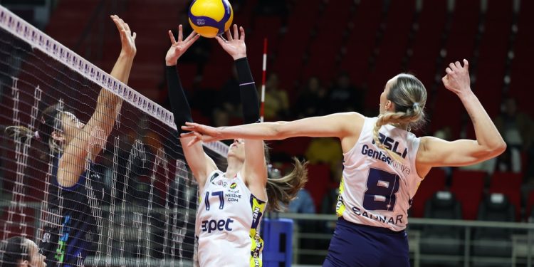 Fenerbahçe Opet, Kupa Voley’de yarı finale yükseldi