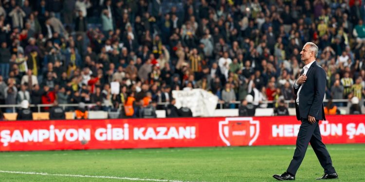 Fenerbahçe Teknik Direktörü İsmail Kartal