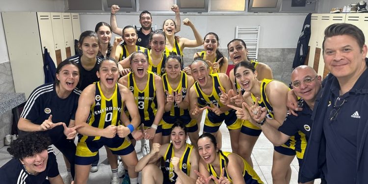 Fenerbahçe U18 Kız Basketbol Takımı