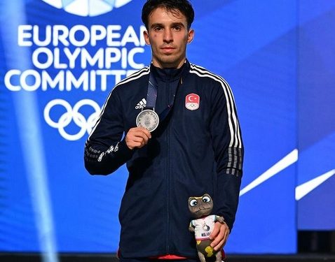 Olimpik boksörümüz Samet Gümüş