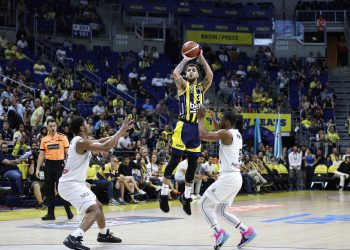Fenerbahçe Beko, Play-off yarı final serisinde 2-0 öne geçti