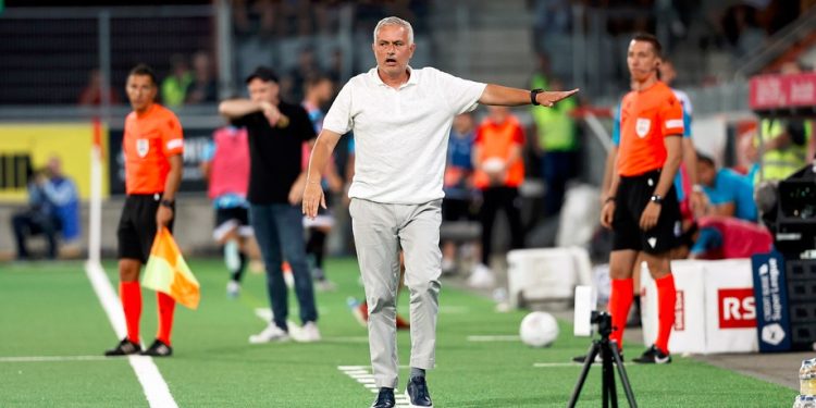 Fenerbahçe Teknik Direktörü Jose Mourinho