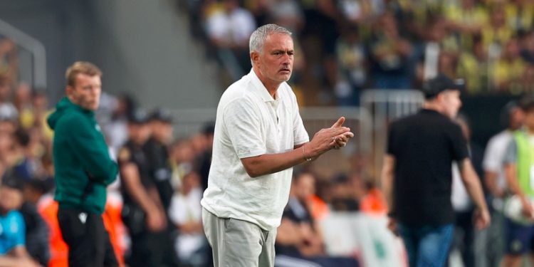 Fenerbahçe Teknik Direktörü Jose Mourinho