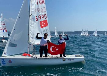 Milli yelkencilerimiz Ece Aksoy ve Elif Kayacık, Avrupa üçüncüsü