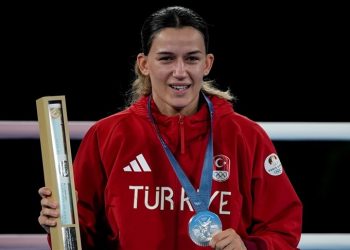 Boksörümüz Hatice Akbaş'tan gümüş madalya