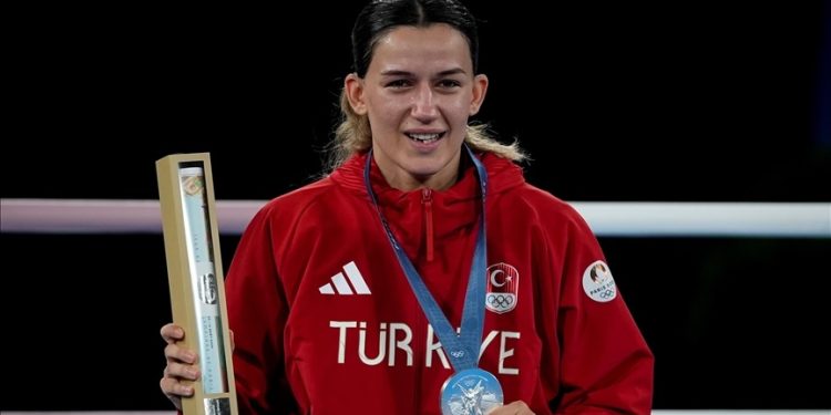 Boksörümüz Hatice Akbaş'tan gümüş madalya
