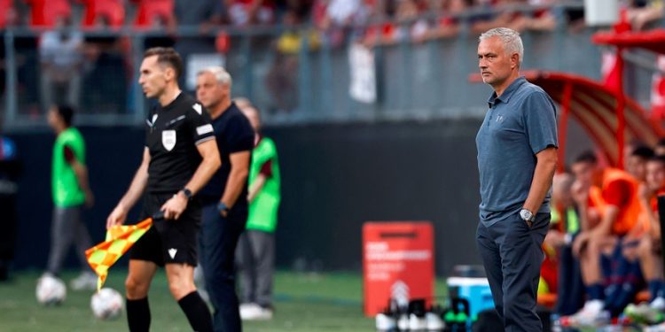 Fenerbahçe Teknik Direktörü Jose Mourinho